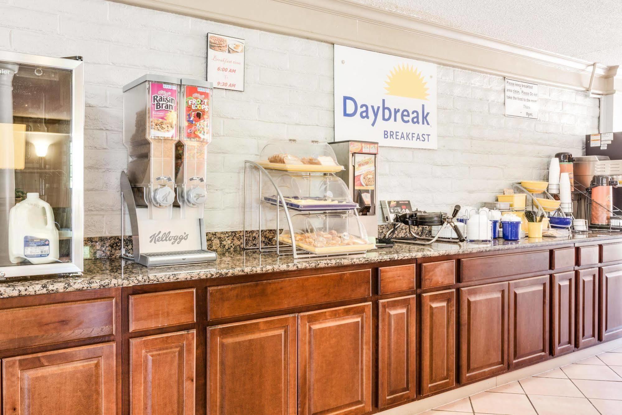 Days Inn By Wyndham Birmingham/West Exteriör bild